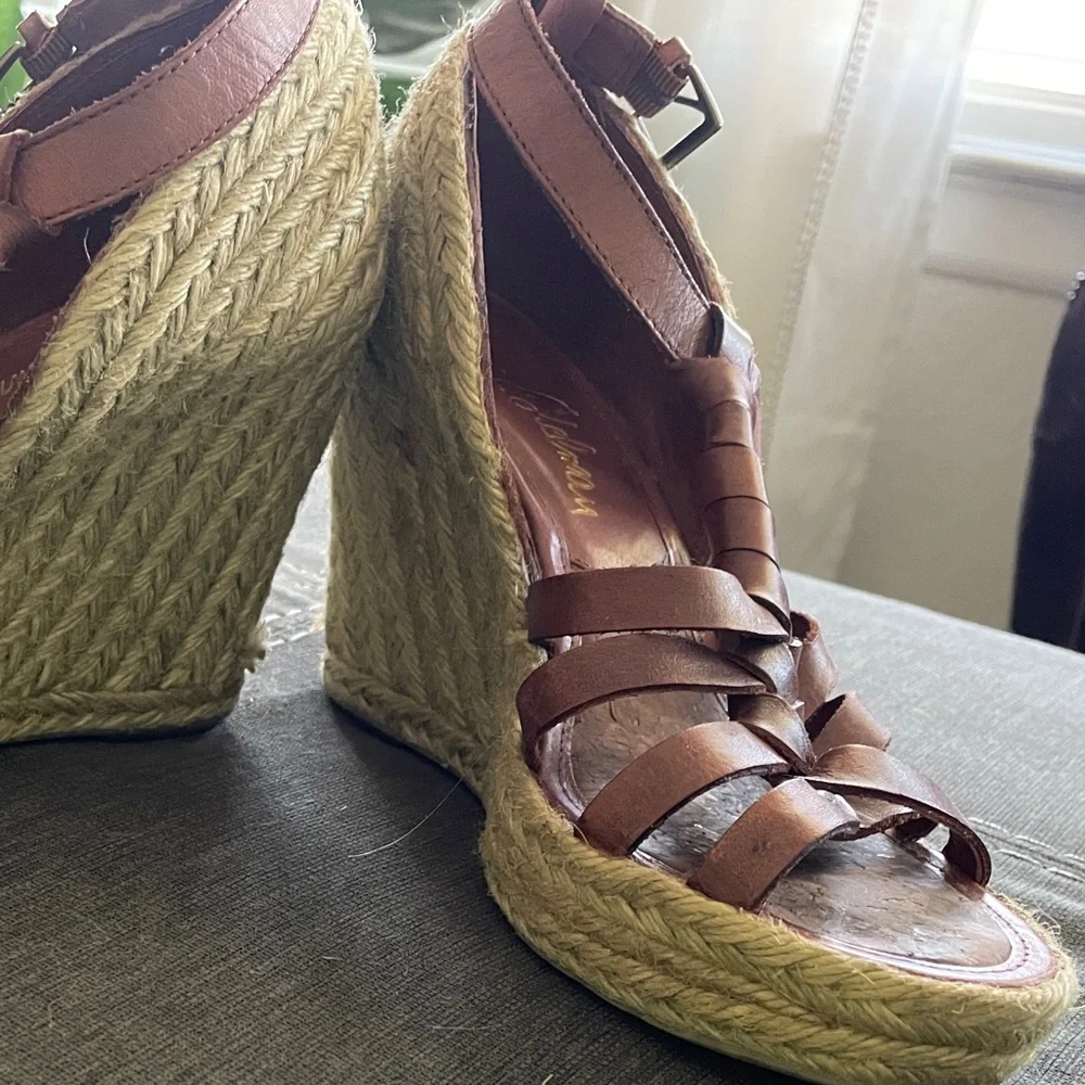 Perfect brown wedges - Picture 2 of 3